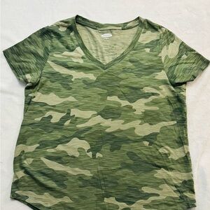 Old Navy Green Camouflage V-Neck T-Shirt woman’s Size M EUC